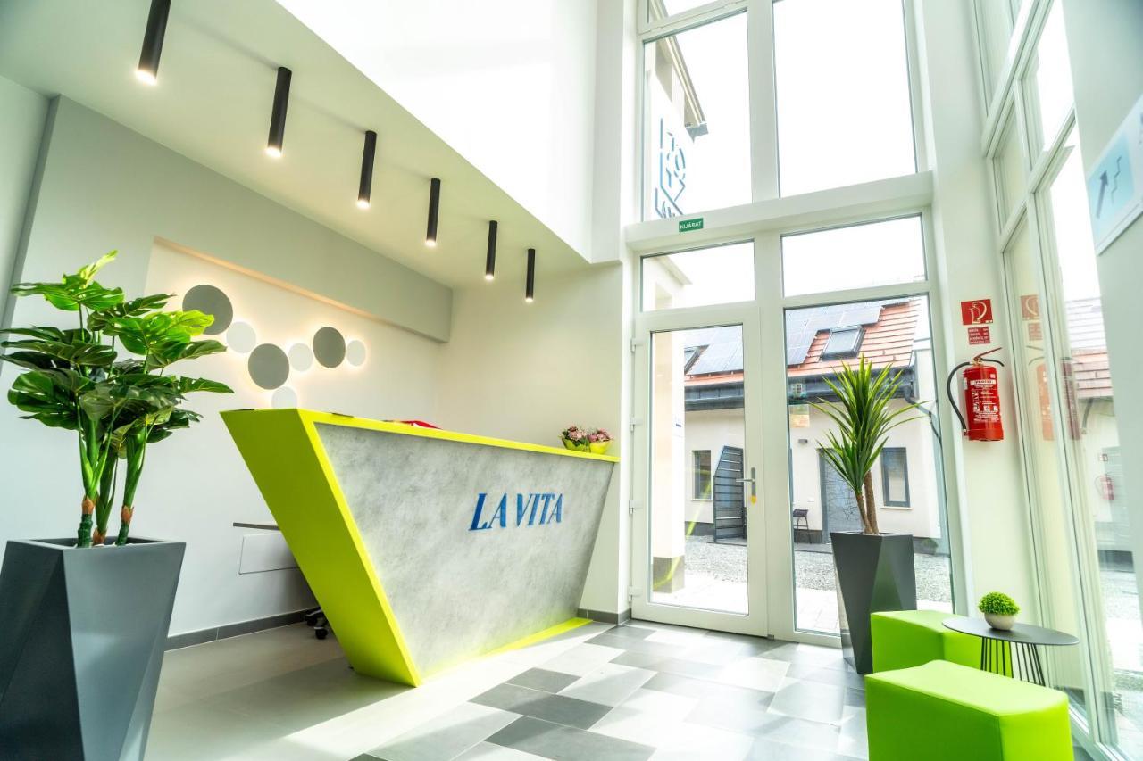 La Vita Premium Panzio Gyula Exterior foto
