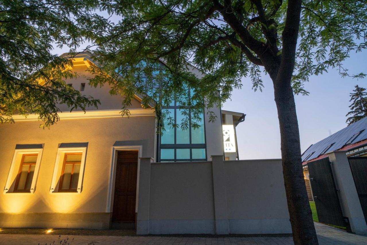 La Vita Premium Panzio Gyula Exterior foto